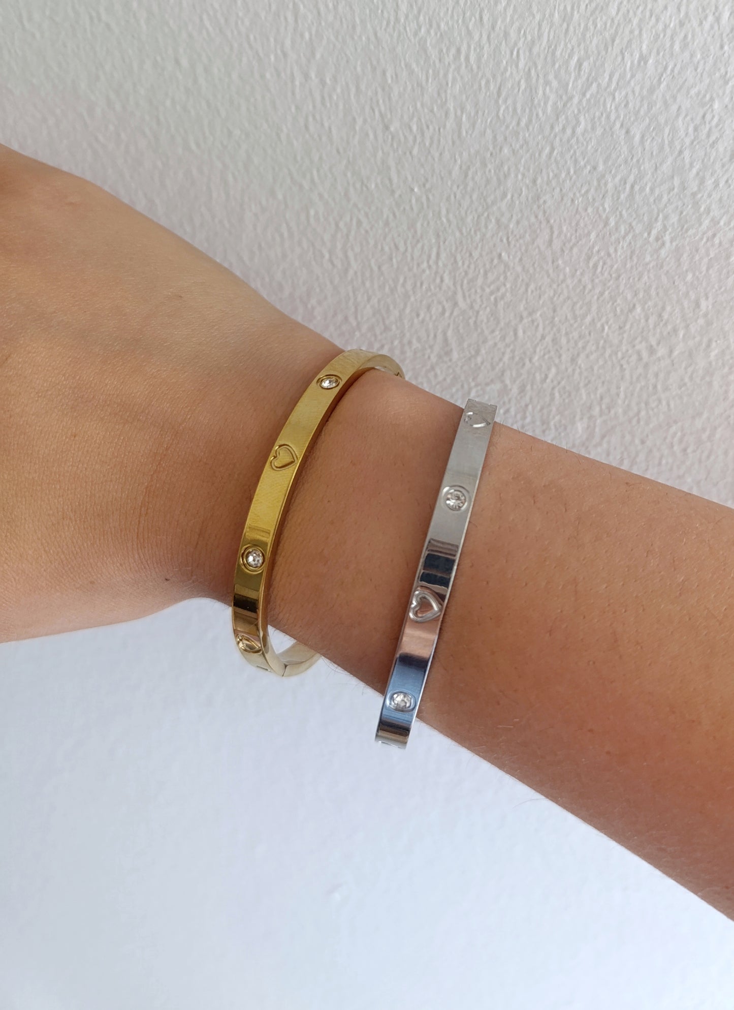 Ατσάλινες χειροπέδες!